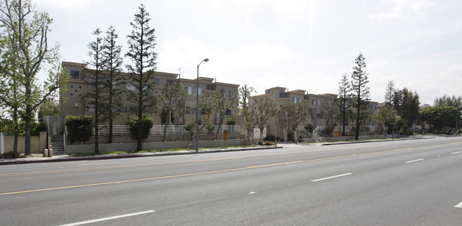 Topanga Townhomes in Canoga Park, CA - Foto de edificio - Building Photo