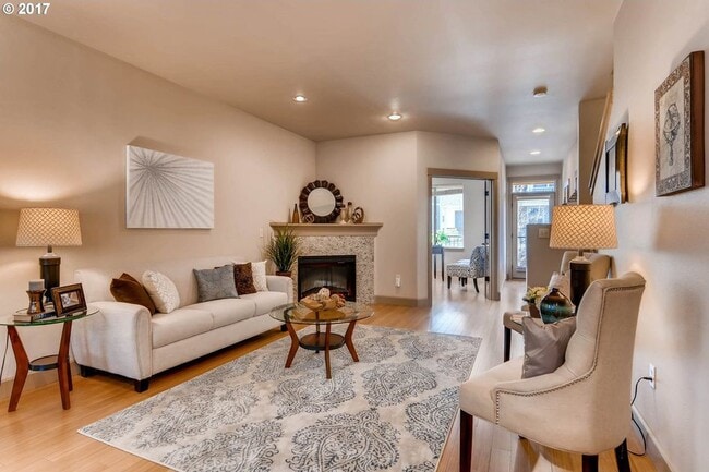 1916 NE 49th Way in Hillsboro, OR - Foto de edificio - Building Photo