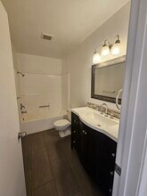 302 E Elmwood Ave, Unit J in Burbank, CA - Building Photo - Building Photo