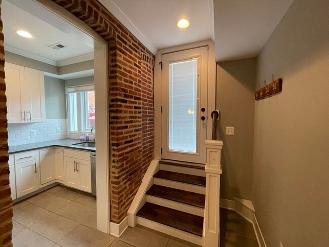2104 Cambridge St in Baltimore, MD - Foto de edificio - Building Photo