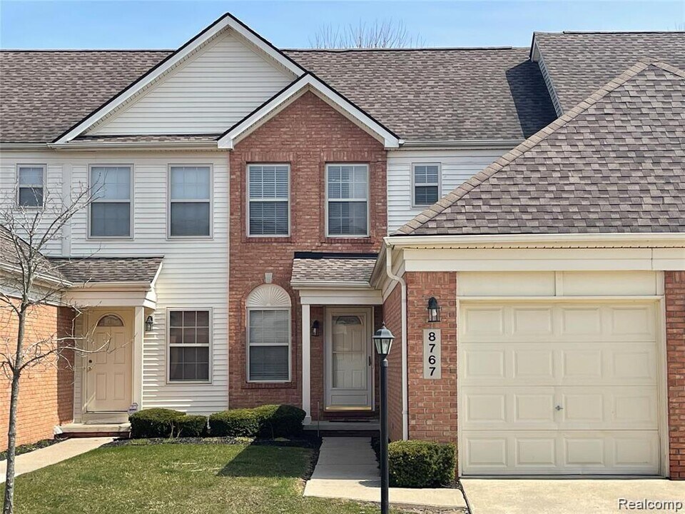 8767 Hardwood Dr in Belleville, MI - Building Photo