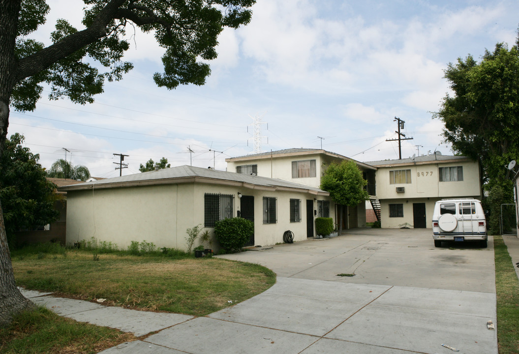 8977 Bowman Ave in South Gate, CA - Foto de edificio