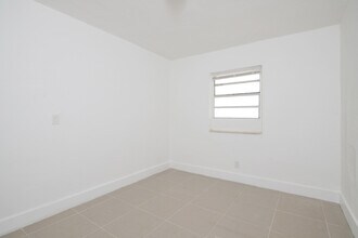 1046 Foster Rd, Unit #1 in Hallandale Beach, FL - Building Photo - Building Photo
