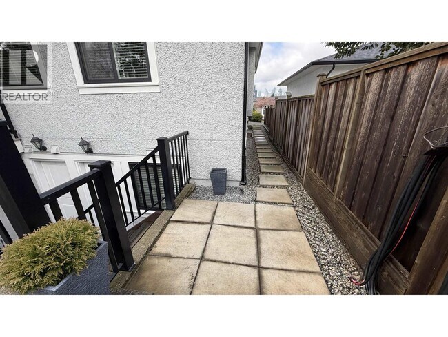 6356 Lakeview Ave in Burnaby, BC - Building Photo - Building Photo