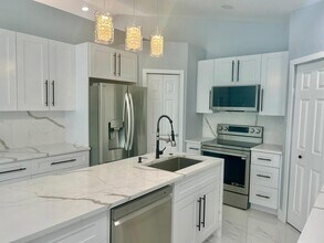 3933 SW Kakopo St in Port St. Lucie, FL - Foto de edificio - Building Photo