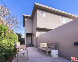 502 Huntley Dr in West Hollywood, CA - Building Photo