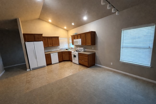 63733 Hunters Cir in Bend, OR - Building Photo - Building Photo