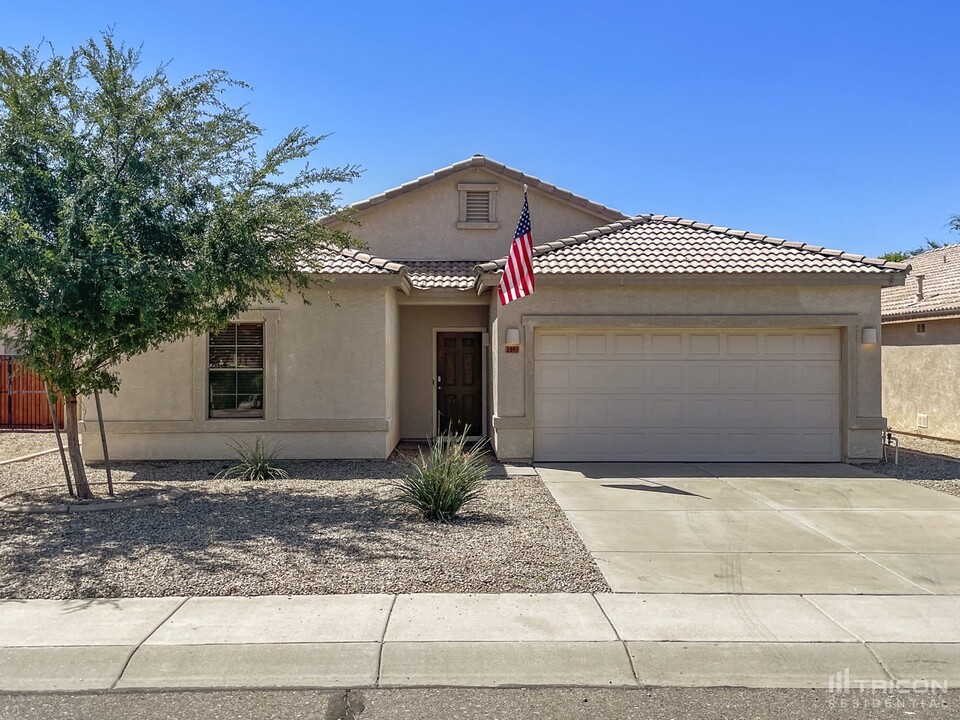 2097 E Paso Fino Dr in Queen Creek, AZ - Foto de edificio