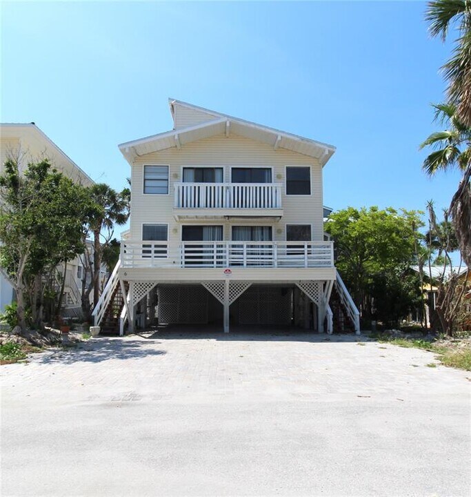 60 Beachcomber Ln in Englewood, FL - Building Photo