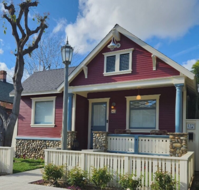 145 E Palmyra Ave, Unit The Lil Red Cottage in Orange, CA - Foto de edificio