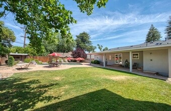 2148 E College Ave in Visalia, CA - Building Photo - Building Photo