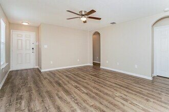 5443 Chase Canyon in San Antonio, TX - Foto de edificio - Building Photo