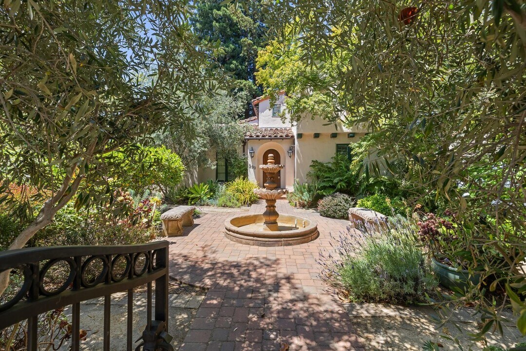 590 Center Dr in Palo Alto, CA - Building Photo