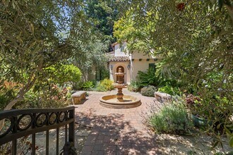 590 Center Dr in Palo Alto, CA - Building Photo - Building Photo