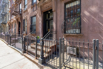 456 W 49th St in New York, NY - Building Photo - Building Photo