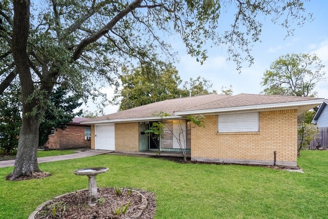 1610 13th Ave N in Texas City, TX - Building Photo - Building Photo