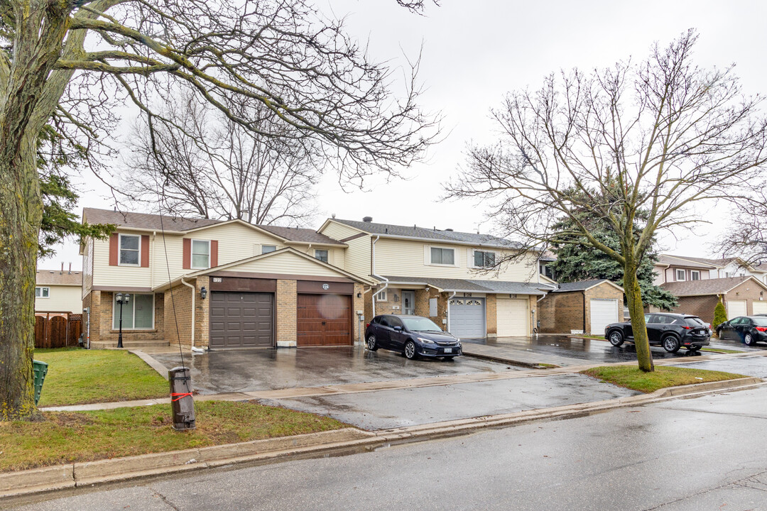 126 Grenbeck Dr in Toronto, ON - Building Photo