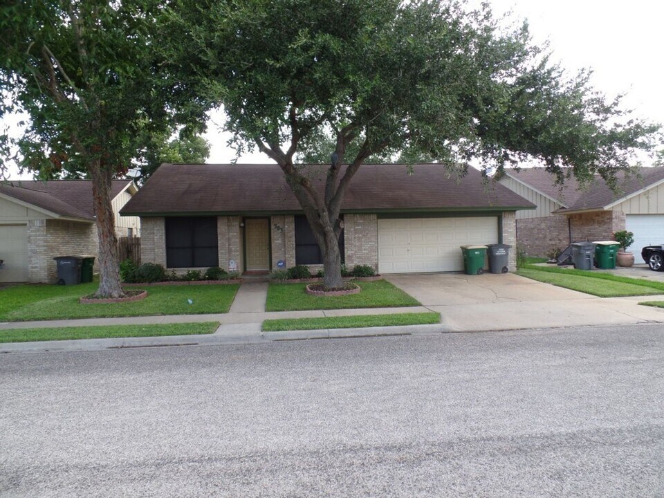 303 Londonderry Dr in Victoria, TX - Building Photo