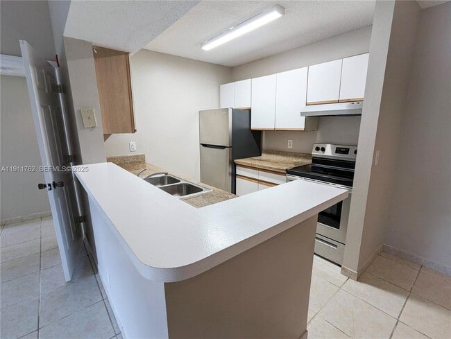 4015 W McNab Rd in Pompano Beach, FL - Foto de edificio - Building Photo