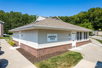 Sherwood Place in Council Bluffs, IA - Building Photo - Building Photo