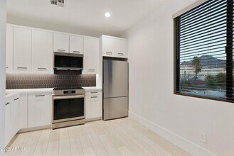 1611 E Lamar Rd in Phoenix, AZ - Building Photo - Building Photo