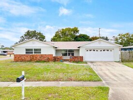 905 Lisa Dr in Titusville, FL - Building Photo