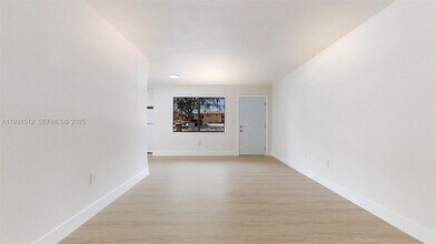 1676 W 42nd St in Hialeah, FL - Foto de edificio - Building Photo