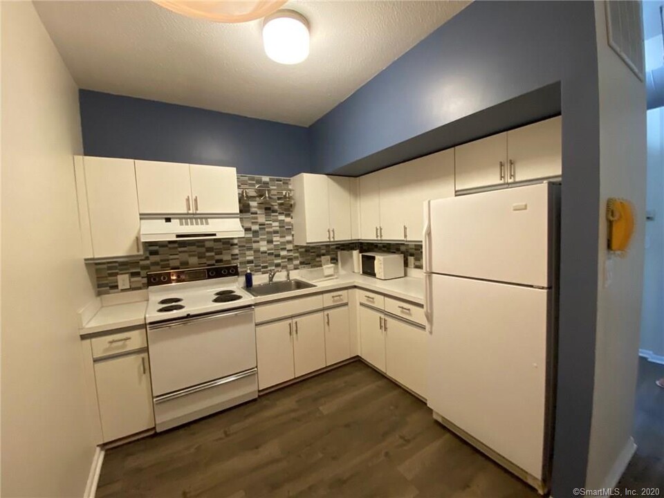 146 High St-Unit -209 in Milford, CT - Building Photo