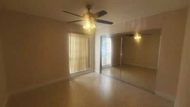 10738 N Kendall Dr, Unit K17 in Miami, FL - Building Photo - Building Photo