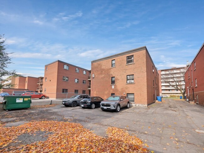 1218 Fennell Ave E in Hamilton, ON - Building Photo - Building Photo