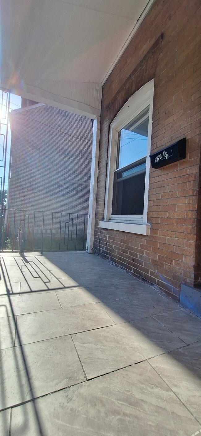 property at 925 1/2 W Liberty St