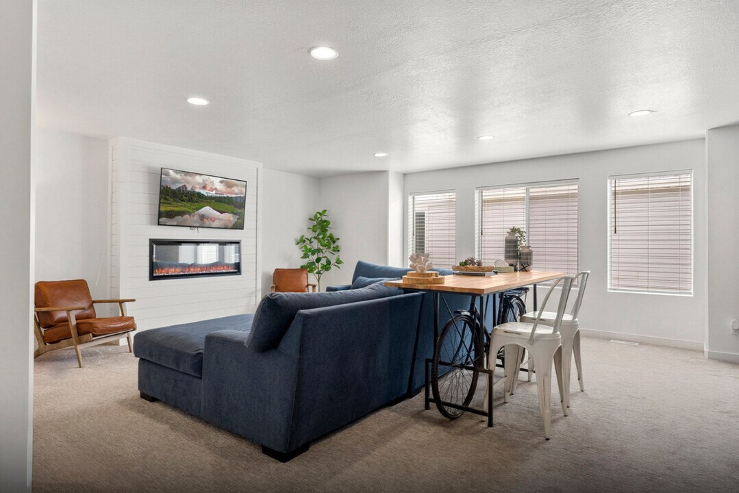 569 Richland Vly St in Garden City, UT - Building Photo