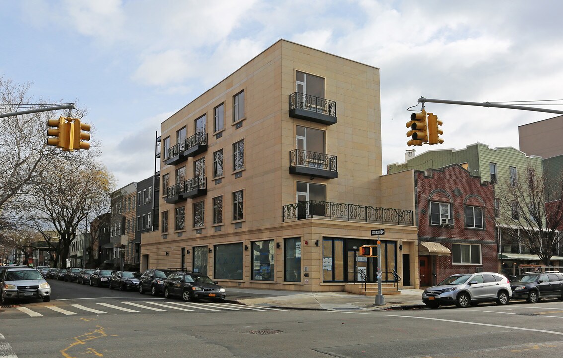 324 Graham Ave in Brooklyn, NY - Building Photo