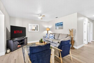 153 Vista Hermosa Cir, Unit SI ID1462580P in Sarasota, FL - Building Photo