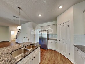 3102 Creek Village Ln in Green Cove Springs, FL - Foto de edificio - Building Photo