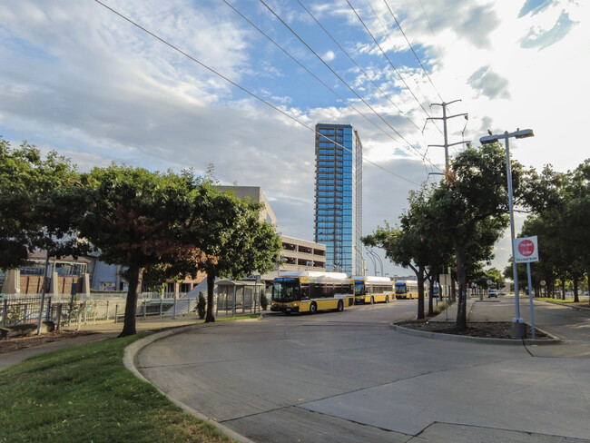 Mockingbird Station Apartments in Dallas, TX - Foto de edificio - Building Photo