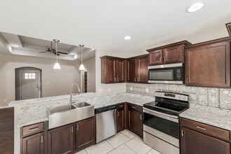 16355 Pottery Ln in Moundville, AL - Foto de edificio - Building Photo