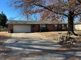 3511 SE Island Cir in Topeka, KS - Building Photo