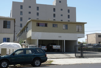 121 S Oxford Ave in Los Angeles, CA - Foto de edificio - Building Photo