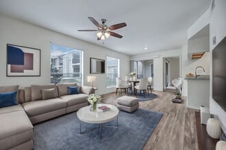 Village Green Apartments in San Marcos, TX - Foto de edificio - Building Photo