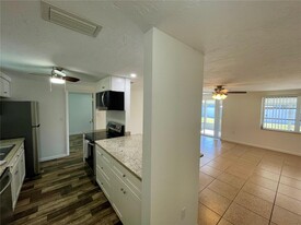 4046 Fleet Ln in Sarasota, FL - Foto de edificio - Building Photo