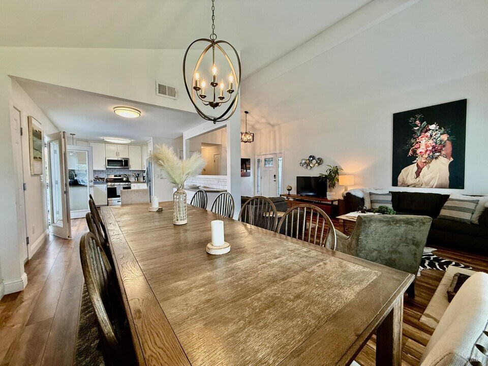 1017 Carob Ct in Petaluma, CA - Building Photo