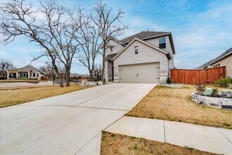 101 Locklin Dr in Liberty Hill, TX - Foto de edificio - Building Photo