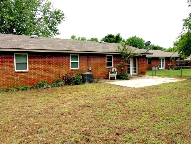 1619 Village Dr in Norman, OK - Building Photo - Building Photo