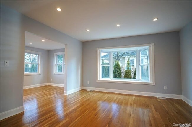 85 Franklin Ave in Lynbrook, NY - Building Photo - Building Photo