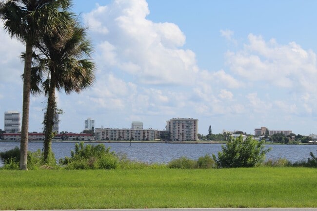1662 Riverside Dr in Holly Hill, FL - Building Photo - Building Photo