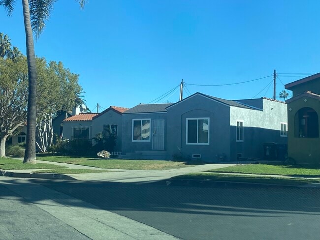 2820 Vineyard Ave in Los Angeles, CA - Foto de edificio - Building Photo
