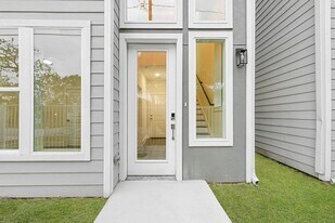 6713 St Augustine St in Houston, TX - Building Photo