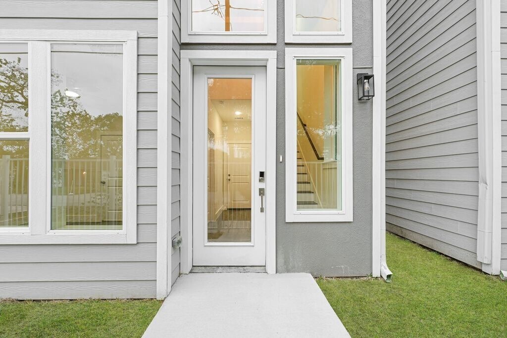 6713 St Augustine St in Houston, TX - Building Photo