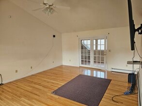 585 High St, Unit 1 in Candia, NH - Foto de edificio - Building Photo